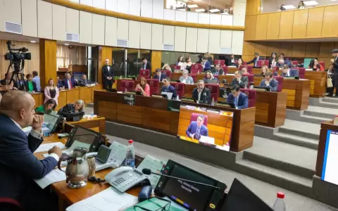 Fest�n de altos cargos y jugosos sueldos en el Parlamento