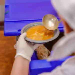 Proveedores de Hambre Cero reclaman al ministro de Econom�a por falta de pago