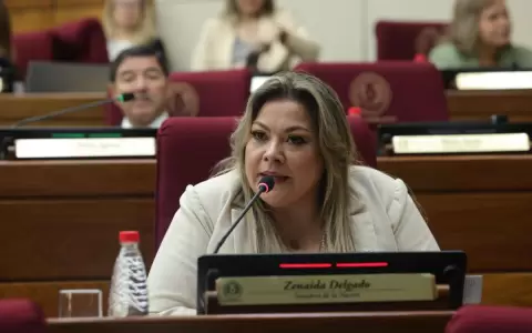 Zenaida ofrece curso de maquillaje en el Senado y Celeste la trata de "cachivache"