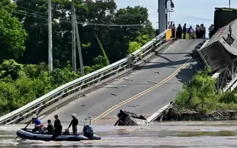 Cuatro muertos al caer un puente colgante en Ecuador