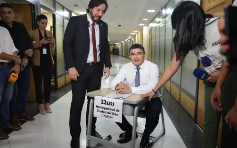 Senadores exponen pupitres similares pero m�s baratos que los adquiridos por Itaip�