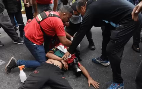 Periodista es herido de gravedad por una granada de gas lacrim�geno en las protestas en Argentina