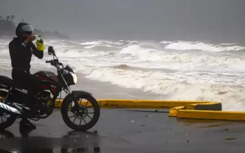 Al menos doce muertos en ca�da de avi�n al mar en Honduras