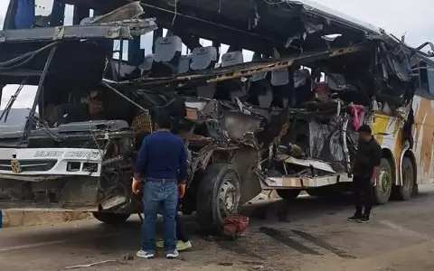 Casi 40 personas mueren en choque entre autobuses en Bolivia