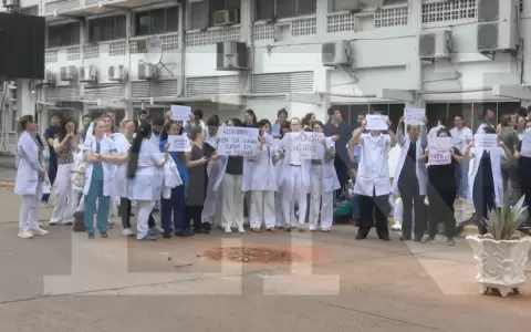 M�dicos residentes del IPS se manifiestan en reclamo de mejoras laborales