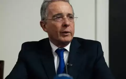 Colombia: proyectan por error video porno en juicio de Uribe