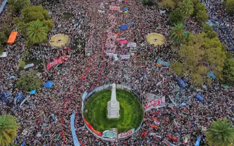 Multitudinaria marcha en Argentina a 49 a�os del golpe