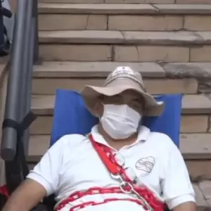 Paciente con c�ncer se encadena frente a Salud para exigir la renuncia de la ministra Bar�n