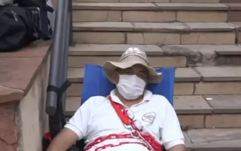 Paciente con c�ncer se encadena frente a Salud para exigir la renuncia de la ministra Bar�n