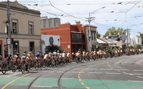 La ins�lita carrera que se celebrar� en Australia: ciclistas desnudos recorrer�n la ciudad