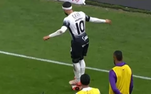 Memphis Depay se par� sobre el bal�n y desat� la furia de sus rivales