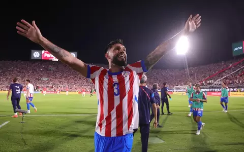 Omar Alderete celebra victoria de la Albirroja.