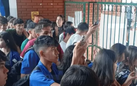 Toma estudiantil en el Colegio T�cnico Nacional de Encarnaci�n porque no reciben almuerzo escolar