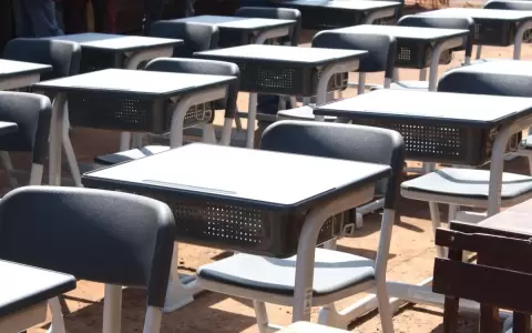 Gobierno distribuye muebles chinos en medio de denuncias de negociado