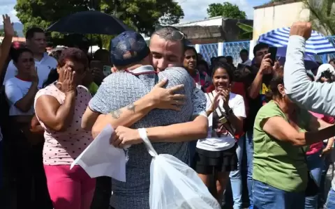 Venezuela anuncia un centenar de nuevas excarcelaciones