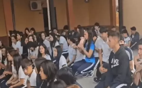 Alumnos hacen "sentata" en el colegio Nacional de Eusebio Ayala por falta de kits escolares