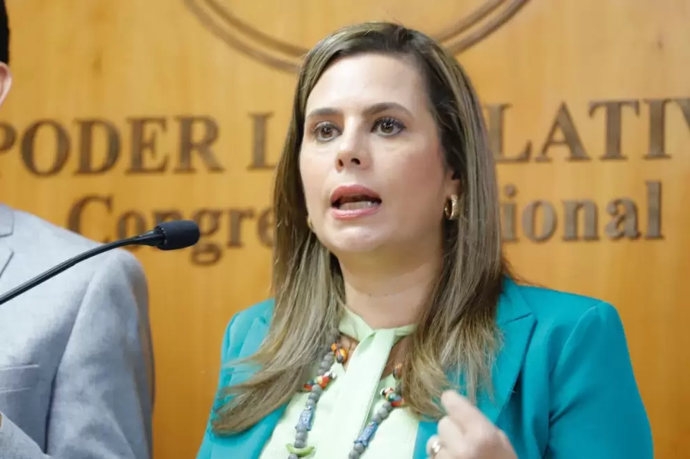 Kattya Gonz�lez lanza nuevo libro "4 horas y 21 minutos"
