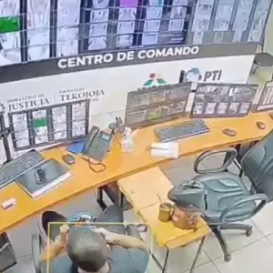 Fuga de reos en Minga Guaz�: encargado del control se estaba mirando al espejo cuando se escaparon