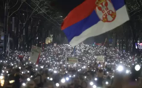 Miles de personas exigen la salida del presidente de Serbia