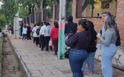 Denuncian que el kit escolar escasea en escuela de Altos y padres madrugan para recibirlos