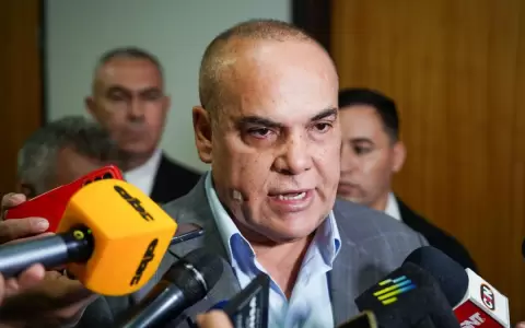 Basilio "Bachi" N��ez destaca las manifestaciones como se�al de democracia en Paraguay