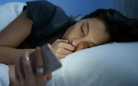 Ver pantallas (celulares) brillantes durante largos periodos de tiempo puede hacerte sentir m�s despierto.
