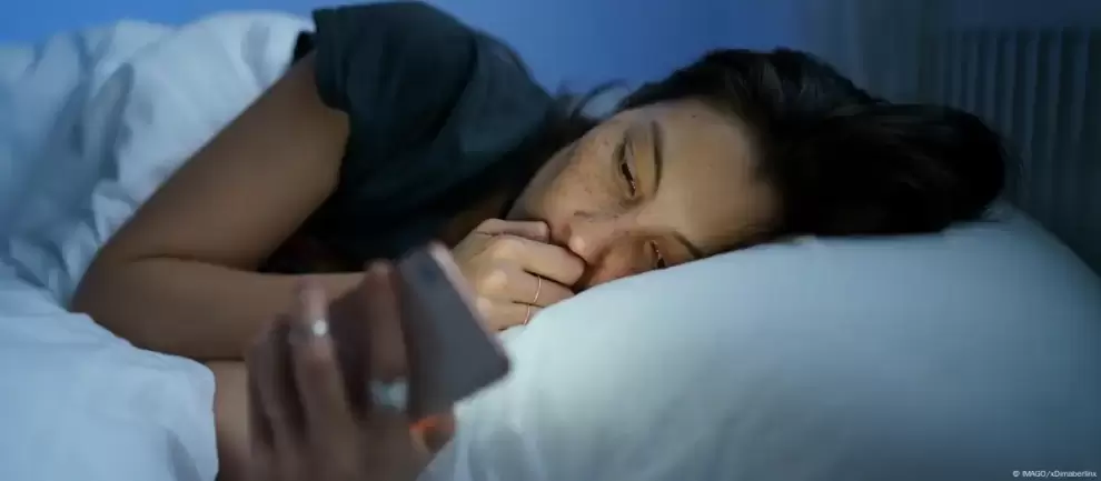 Ver pantallas (celulares) brillantes durante largos periodos de tiempo puede hacerte sentir m�s despierto.