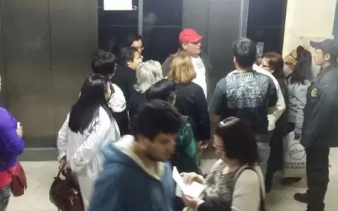 Varias personas quedaron atrapadas en el interior del ascensor.