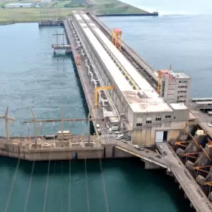 Milei firm� decreto para aprobar aumento de tarifa de Yacyret�