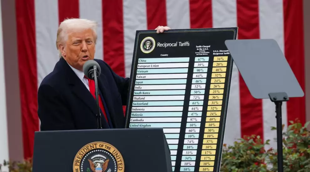 Donald Trump muestra la tabla con los aranceles a los distintos pa�ses durante el acto celebrado en los jardines de la Casa Blanca.