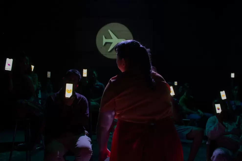 Puesta en escena de #Modo_avi�n, dirigida por Tana Sch�mbori.