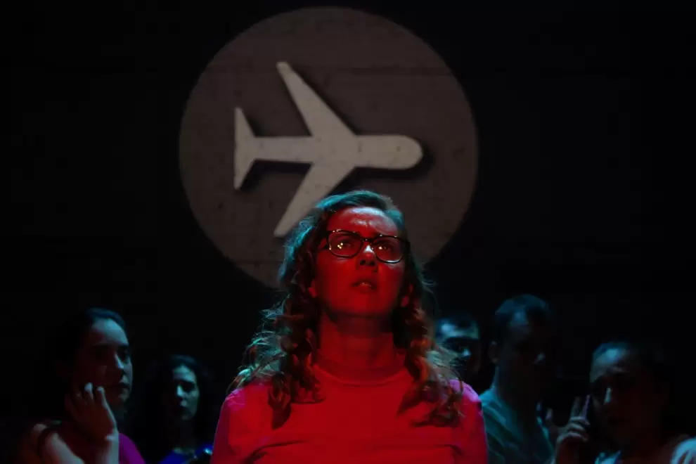 Puesta en escena de #Modo_avi�n, dirigida por Tana Sch�mbori.