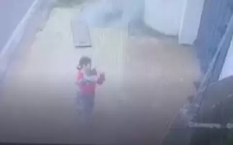 Ni�era carga al menor tras la explosi�n del registro de la ANDE.