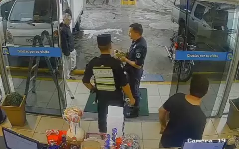 Momento en que suboficial Cristian G�mez le entrega el dinero al oficial inspector Bruno Robert Didier Baba�oli.