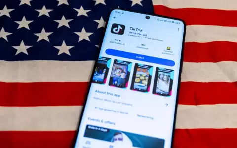 Un tel�fono celular, sobre una bandera estadounidense y con la aplicaci�n TikTok en el sitio de descargas.