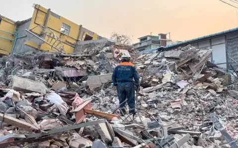 Los equipos de rescate, entre ellos equipos de 16 pa�ses, contin�an buscando supervivientes entre los escombros.