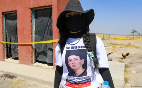 Una madre buscadora en el Rancho Izaguirre, descubierto en Teuchitl�n, Jalisco M�xico, a principios de marzo de 2025.