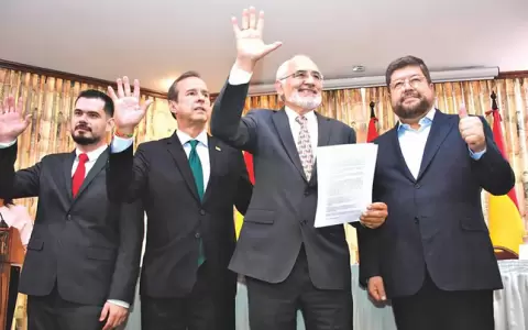 Los expresidentes Carlos Mesa, Jorge Quiroga, el excandidato presidencial, Samuel Doria Medina y Luis Fernando Camacho.