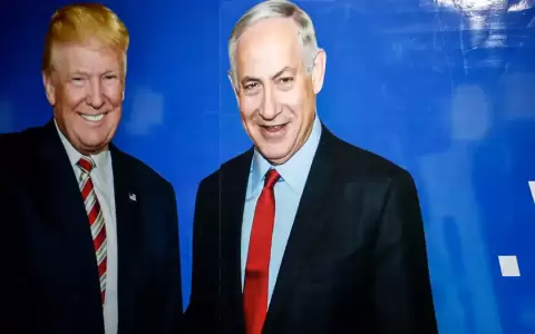 Archivo: un jud�o ultraortodoxo pasa frente a un afiche de Trump y Netanyahu en Jerusal�n.