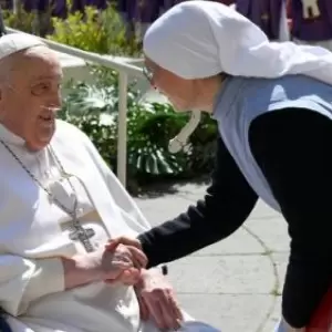 El papa reaparece ante los fieles en la plaza de San Pedro durante su convalecencia