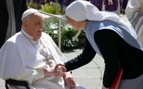 El Papa Francisco saludando a una monja en la Plaza de San Pedro.