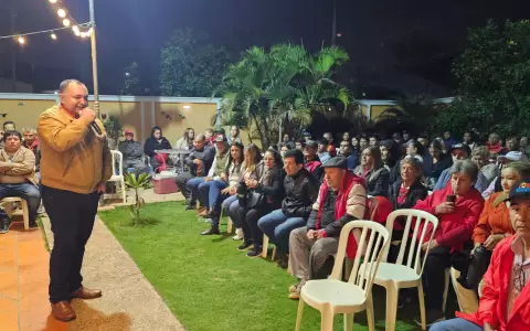 Osmar Centuri�n junto a dirigentes colorados de �emby.