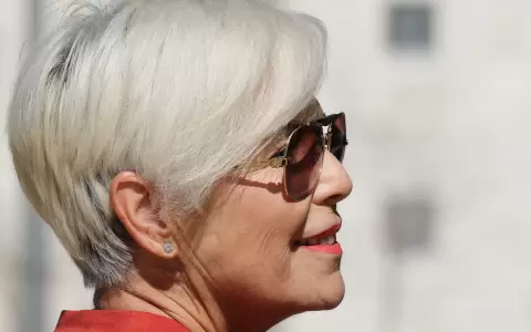 Mujer con cabello corto.