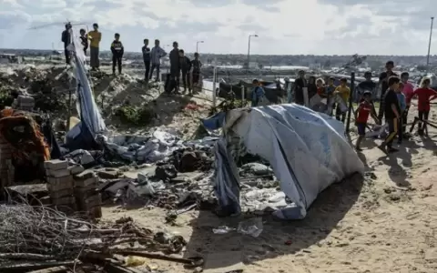 Palestinos junto a tiendas de campa�a destruidas por un bombardeo del Ej�rcito de Israel contra Jan Yunis, en el sur de la Franja de Gaza (archivo)