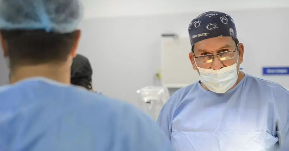 Dr. Fernando Abarz�a, PhD, ur�logo con 10 a�os de formaci�n en Jap�n y especializaci�n en cirug�a rob�tica en Estados Unidos.