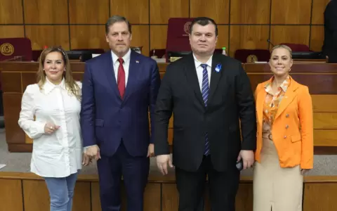 Legisladores electos en representaci�n de la comisi�n.