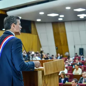 Pe�a se planta ante bancada oficialista