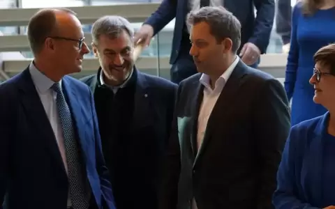 De izqda. a dcha.: Friedrich Merz, de la Uni�n Dem�crata Cristiana, Markus S�der, jefe de la Uni�n Social Cristiana, Lars Klingbeil y Saskia Esken.