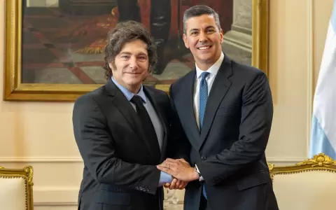 Apret�n de mano entre Javier Milei y Santiago Pe�a en Palacio de Gobierno.