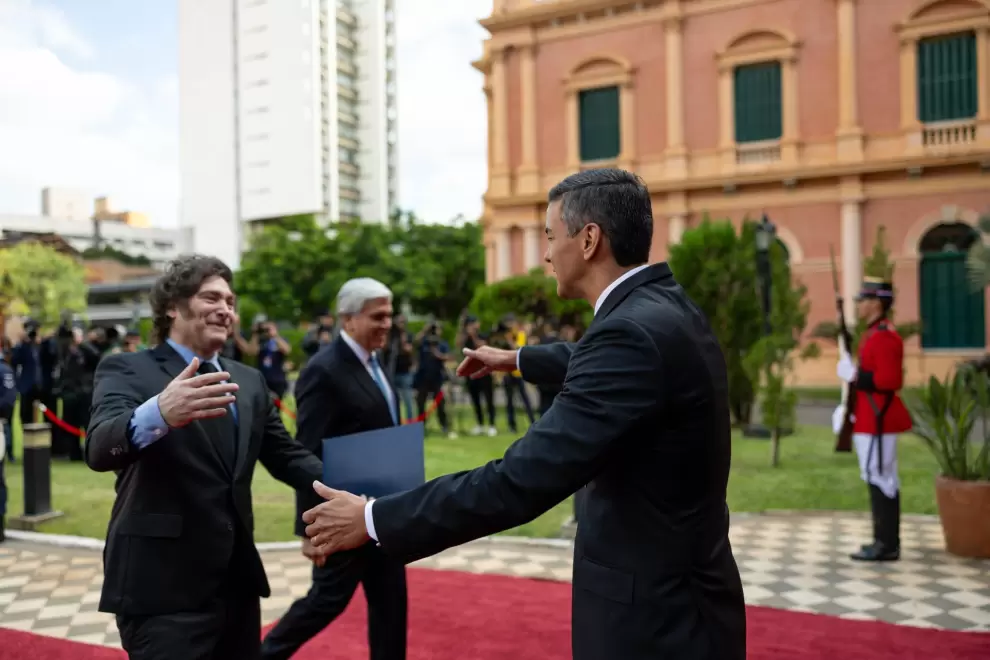Saludos entre Javier Milei y Santiago Pe�a en Palacio de Gobierno.